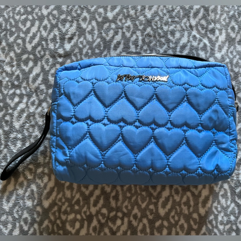 *NWT* BETSEY JOHNSON 2 ZIPPER QUILTED HEART COSMETIC CARRY BAG